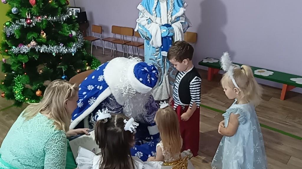 Новогодний утренник в младшей группе "Как лиса украла огоньки с елки" 7