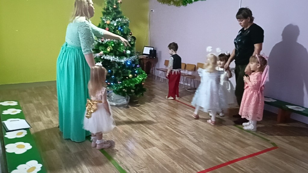 Новогодний утренник в младшей группе "Как лиса украла огоньки с елки" 0