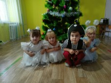 Новогодний утренник в младшей группе "Как лиса украла огоньки с елки"